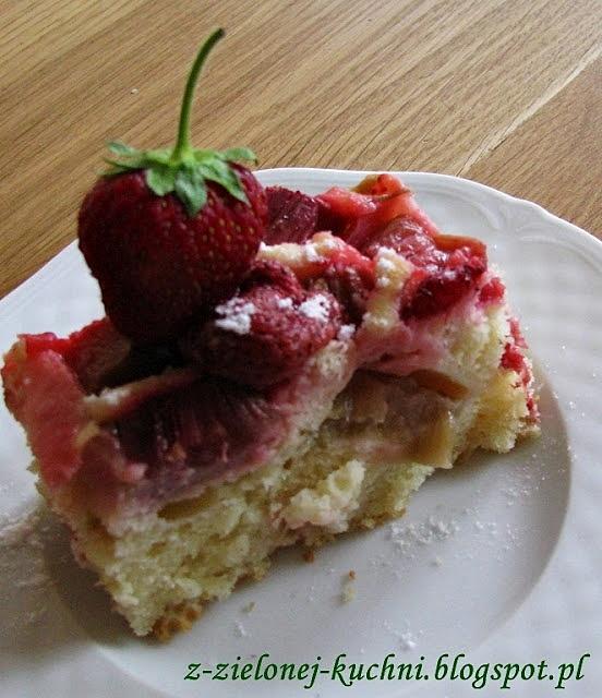 Ciasto maślankowe z truskawkami i rabarbarem
