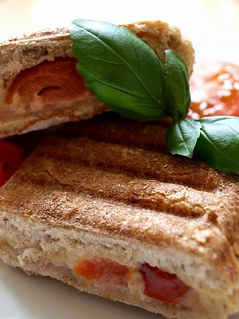Pełnoziarniste panini z pomidorkami koktajlowymi