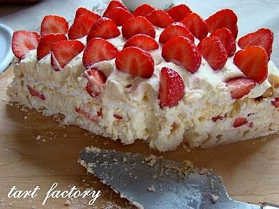 Tort bezowy z truskawkami i kremem z serka mascarpone
