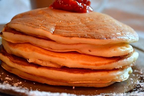 Amerykańskie pancakes z domowym dżemem truskawkowym