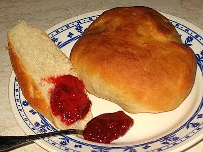 Maślane bułeczki z mlekiem i masłem