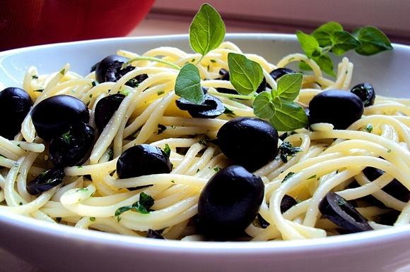 Lekkie spaghetti z oliwkami i miętą