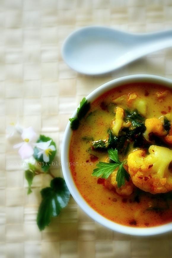 Curry z kalafiora i szpinaku