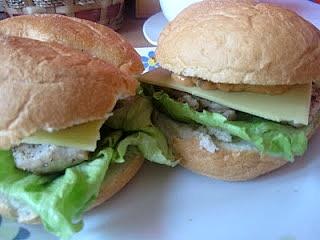 Hamburgery domowe z kurczakiem i warzywami