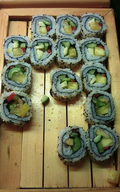 Uramaki sushi z ciemnym sezamem - przepis na rolki sushi