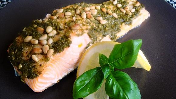 Łosoś z pesto i orzeszkami piniowymi