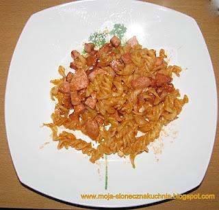Zapiekanka na patelni bez zapiekania z makaronem i kiełbasą