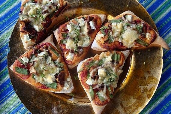 Pizza z grzybami, serem kozim i żółtym, mini pizza z kurkami