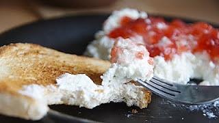 Tost z twarogiem i dżemem truskawkowym