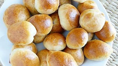 Drożdżowe bułki słodkie z cukrem i masłem