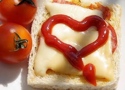 Tosty na grillu z masłem – pomysł na śniadanie