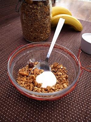 Granola pieczona na śniadanie z orzechami