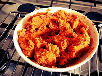 Pieczony hummus z marchewką i czosnkiem