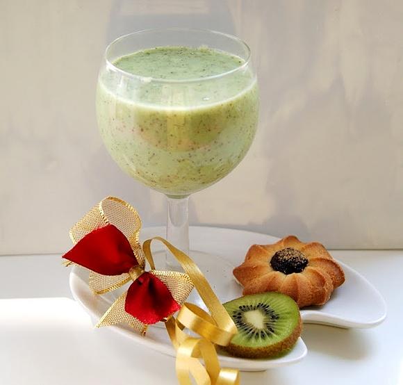 Kiwi kiwi jogurtem chłodny napój na upał