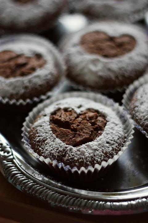 Czekoladowe muffinki z orzechami i czekoladą