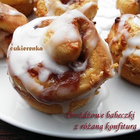 Drożdżowe babeczki z różaną konfiturą i lukrem