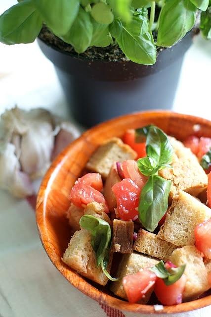Panzanella sałatka z chleba i pomidorów