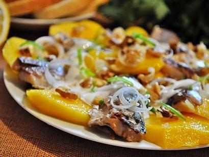 Sałatka z mango i szprotek