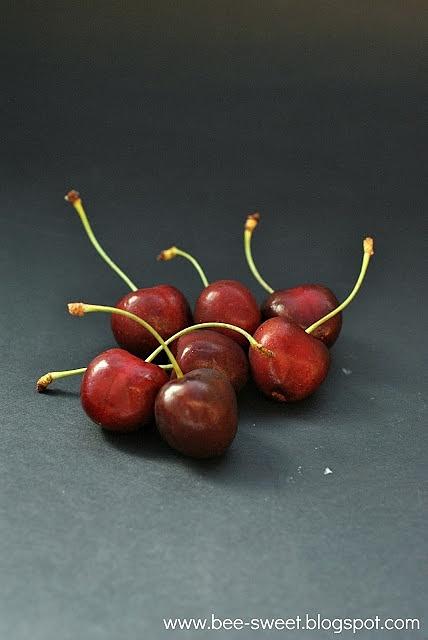 Czekoladowe babeczki z czereśniami bez pieczenia