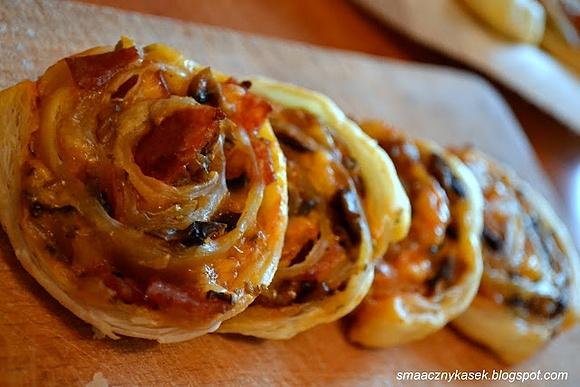 Ślimaki francuskie jak pizza z piekarnika z ciasta francuskiego