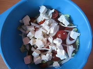 Sałatka wiosenna z pomidorkami cherry, lodową sałatą i oliwą