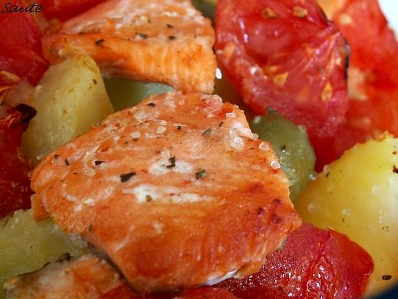 Zapiekanka z pstrąga w sosie pomidorowym