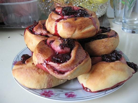 Drożdżowe bułeczki z cynamonem lub wiśniami