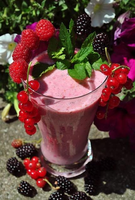 Pink smoothies z letnich owoców z bazylią i miętą