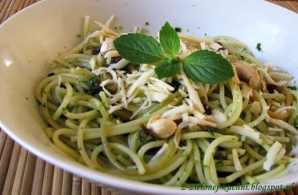 Spaghetti z pesto bazyliowym suszonymi pomidorami i nerkowcami