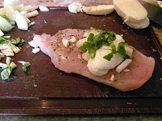 Nadziewany kurczak roladki z mozzarellą i czosnkiem