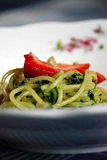 Pesto z rukoli z truskawkami