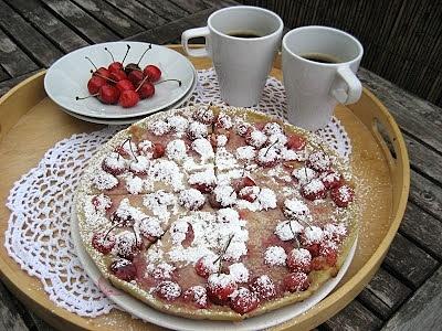 Śniadanie do łóżka z czereśniami i porzeczką