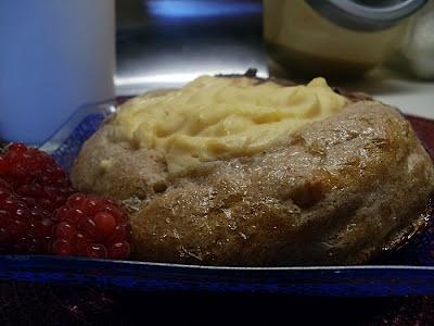 Domowa drożdżówka z ricottą i budyniem czekoladowym
