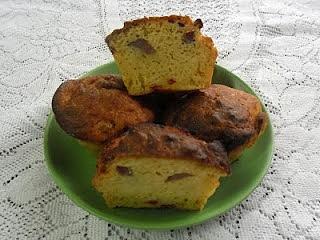 Muffinki z żółtym serem kiełbasą i papryką