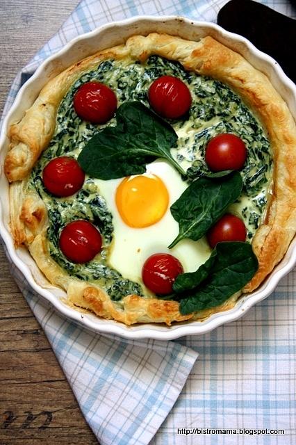 Tarta ze świeżym szpinakiem i sadzonym jajkiem