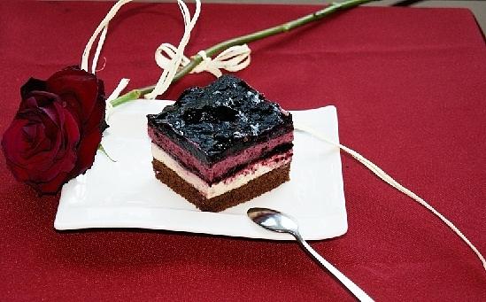 Kostka jagodowa – ciasto z owocami w żelu i frużeliną