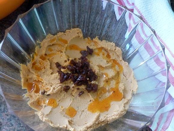 Hummus z suszonych pomidorów z chipsami pita