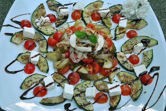 Sałatka z grillowaną cukinią