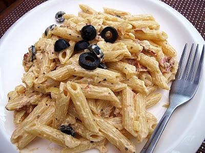 Penne z suszonymi pomidorami i oliwkami