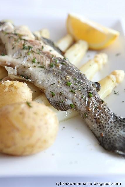 Grillowany pstrąg na szparagach
