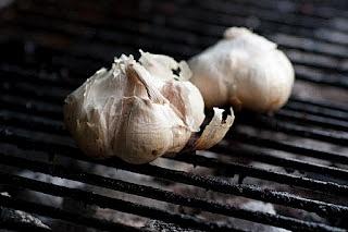 Grillowany czosnek