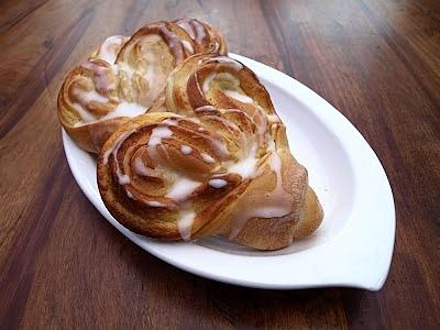Drożdżówki serca z waniliowym nadzieniem z serkiem ricotta