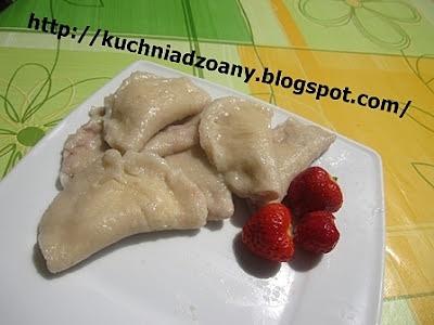 Pierogi z twarogiem i truskawkami