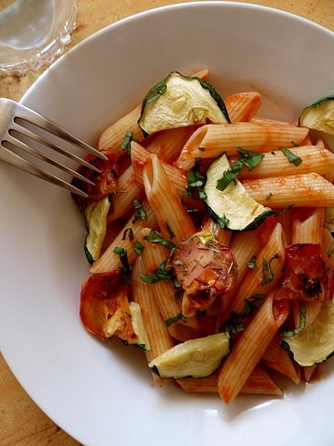 Pomidorowe penne z grillowaną cukinią