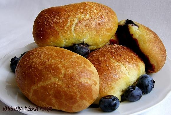 Jagodzianki z jagodami i ciastka drożdżowe