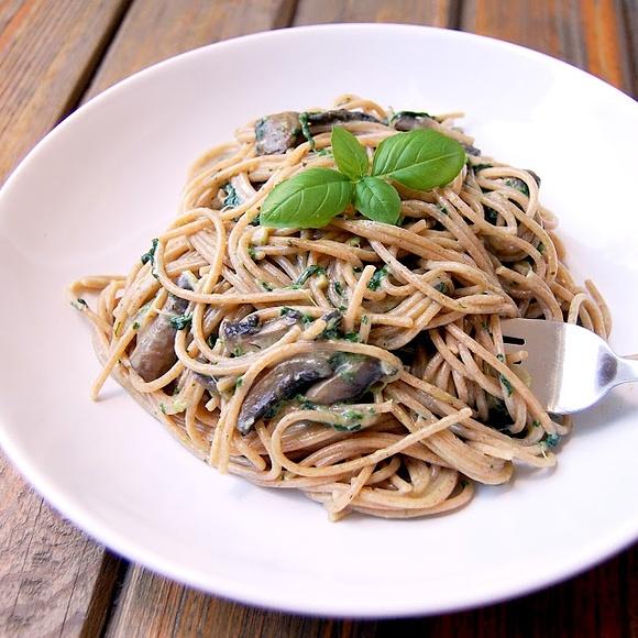Spaghetti ze szpinakiem i pieczarkami