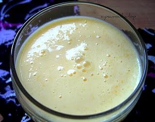 Mango lassi - indyjski napój na bazie jogurtu z mango
