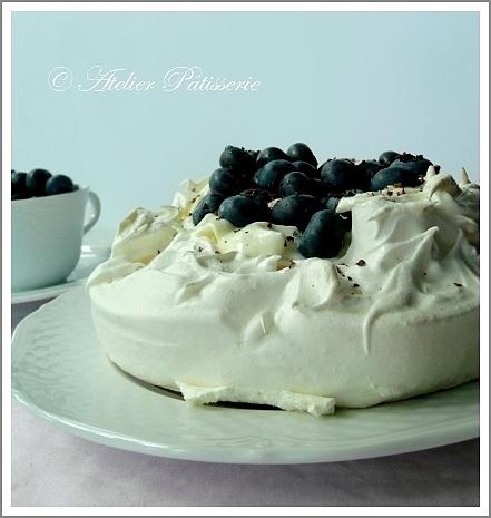 Pavlova z jagodami i delikatną bezą
