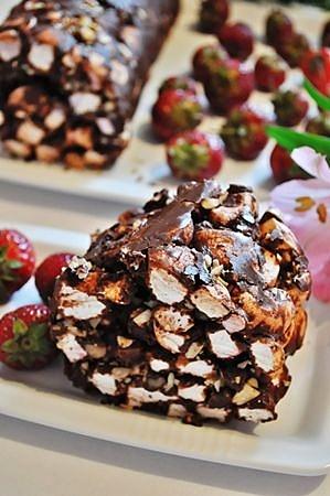 Deser z pianek marshmallow i czekolady