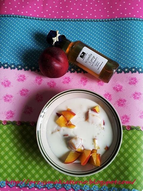 Jogurt z nektarynką i syropem waniliowym